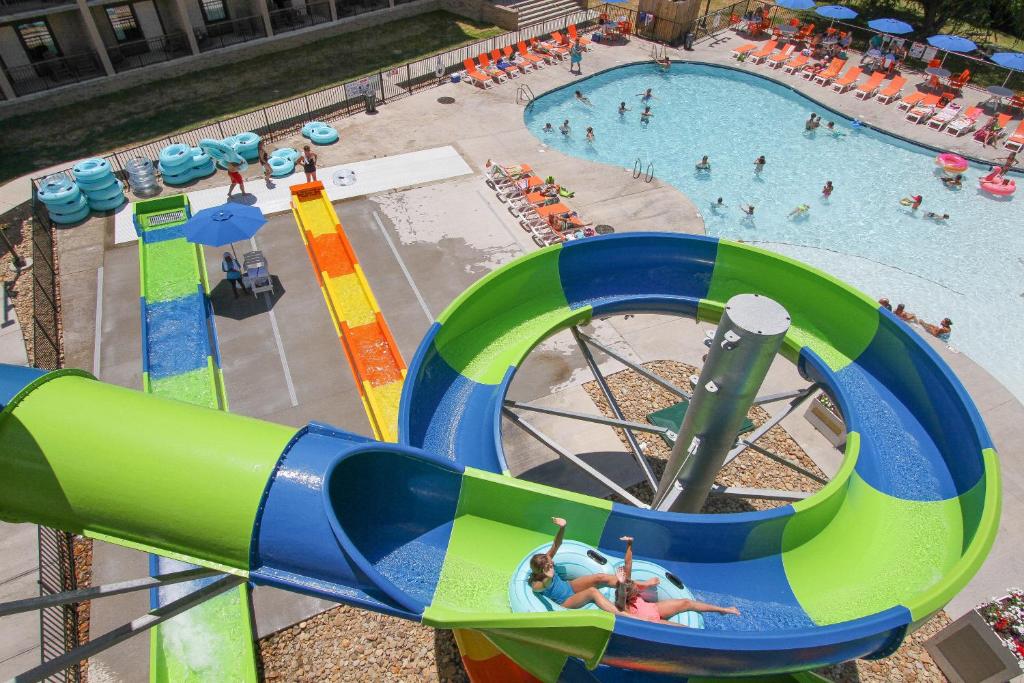 Country Cascades Waterpark Resort Main image 1